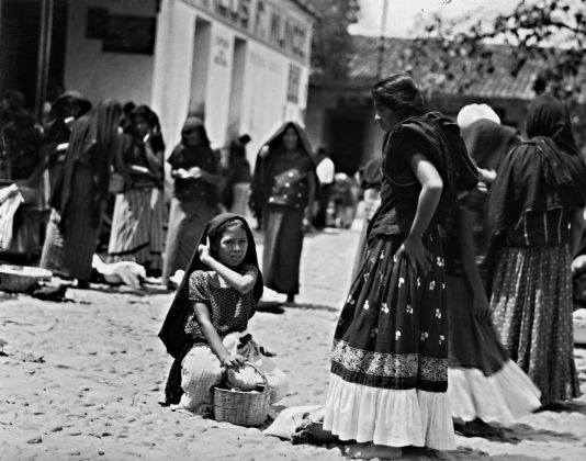 Tina-Modotti-Al-mercato-di-Tehuantepec-Messico-1929-©-Tina-Modotti-534x420