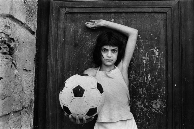 Letizia Battaglia, La bambina con il pallone, 1980