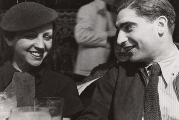 Fred-Stein_Gerda-Taro-and-Robert-Capa_Cafe-de-Dome-Paris-1936